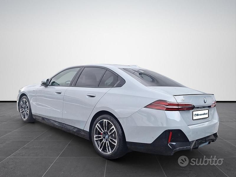 Nuevo BMW i5 M Sport 250 kW (340 CV) 2025 Gris Berlina