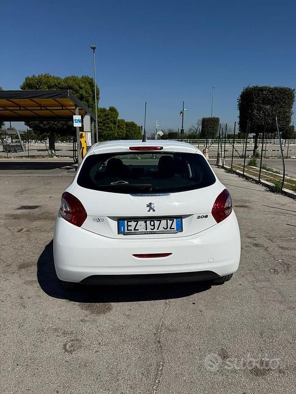 Usata Peugeot 208 68 CV (50 kW) 2015 Bianco Utilitaria