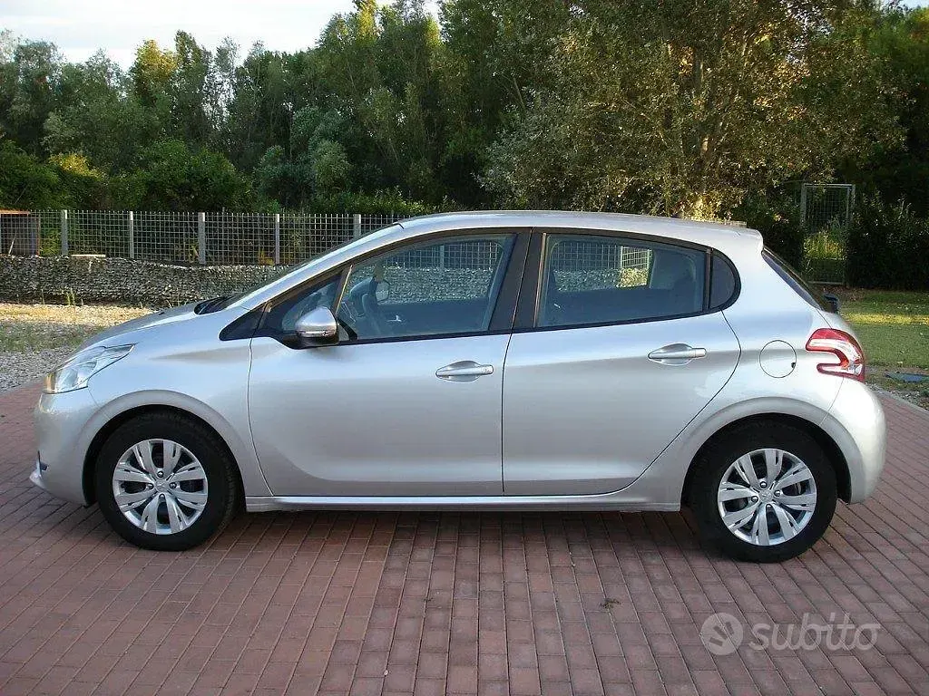 Usata Peugeot 208 Active 82 CV (60 kW) 2013 Grigio Utilitaria