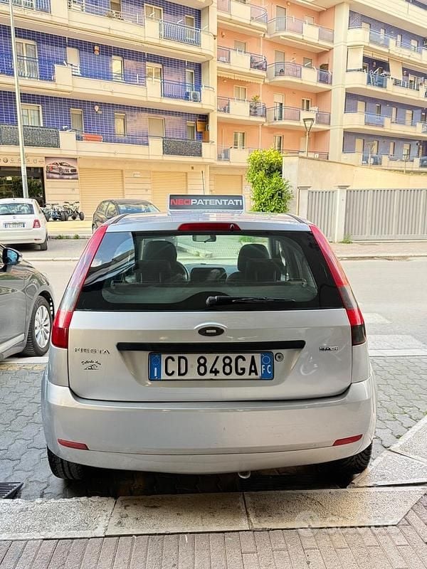 Usata Ford Fiesta Ghia 70 CV (51 kW) 2005 Grigio Utilitaria