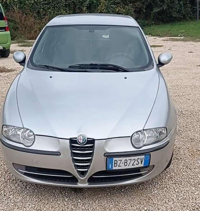 Usata Alfa Romeo 147 Distinctive 120 CV (88 kW) 2002 Grigio Utilitaria
