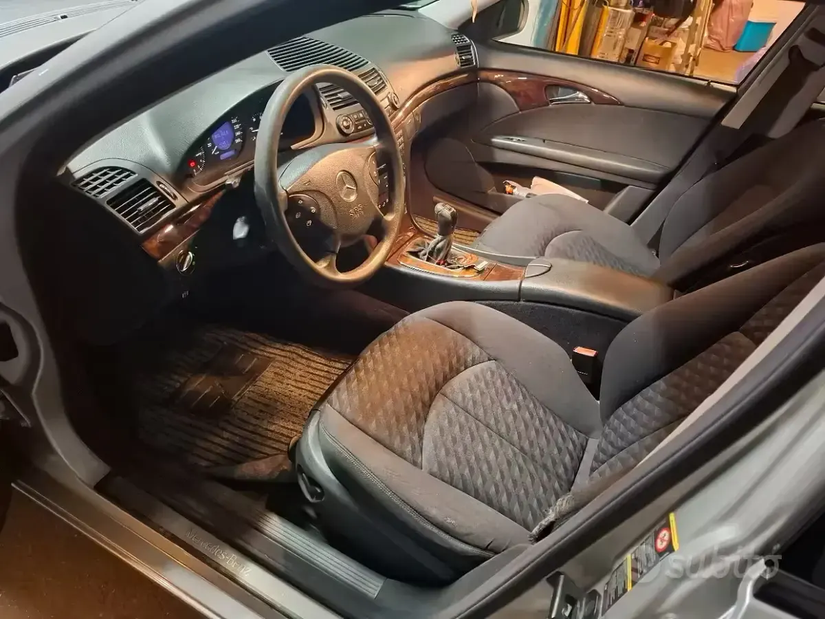 Usata Mercedes E220 150 CV (110 kW) 2003 Grigio Berlina