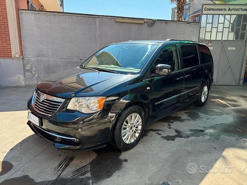 Usata Lancia Voyager Platinum 163 CV (119 kW) 2012 Nero Monovolume
