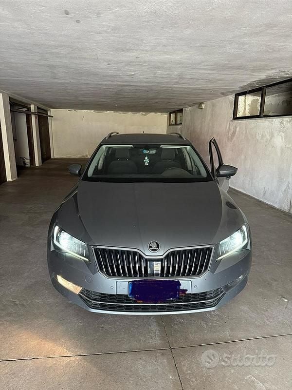 Grigio Usata 2017 Skoda Superb Executive Station wagon | 13.800 € (Super prezzo) - Immagine 1/4