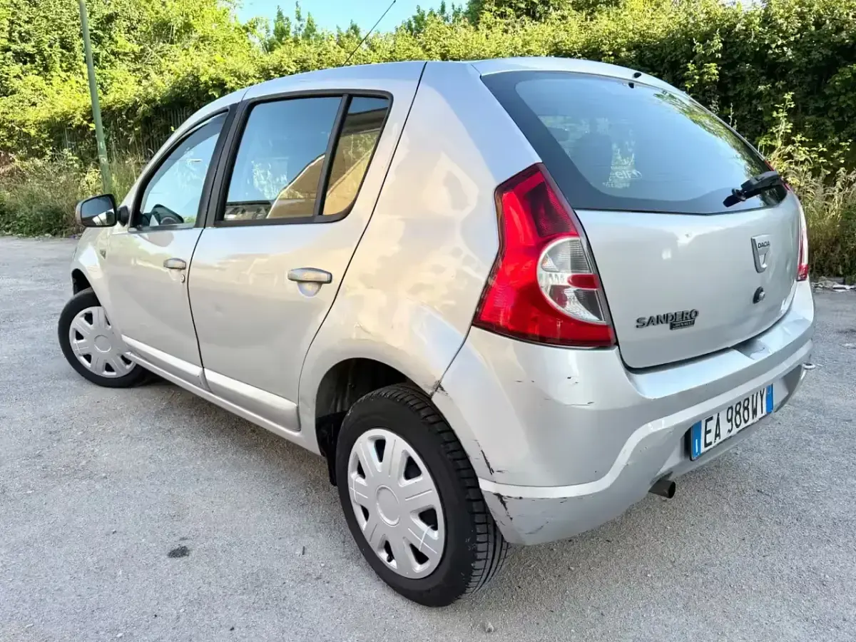 Usata Dacia Sandero 72 CV (52 kW) 2010 Argento Berlina