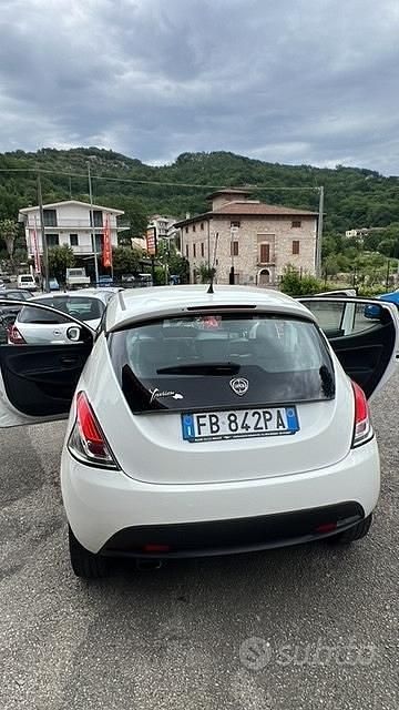Usata Lancia Ypsilon 69 CV (50 kW) 2015 Bianco Utilitaria