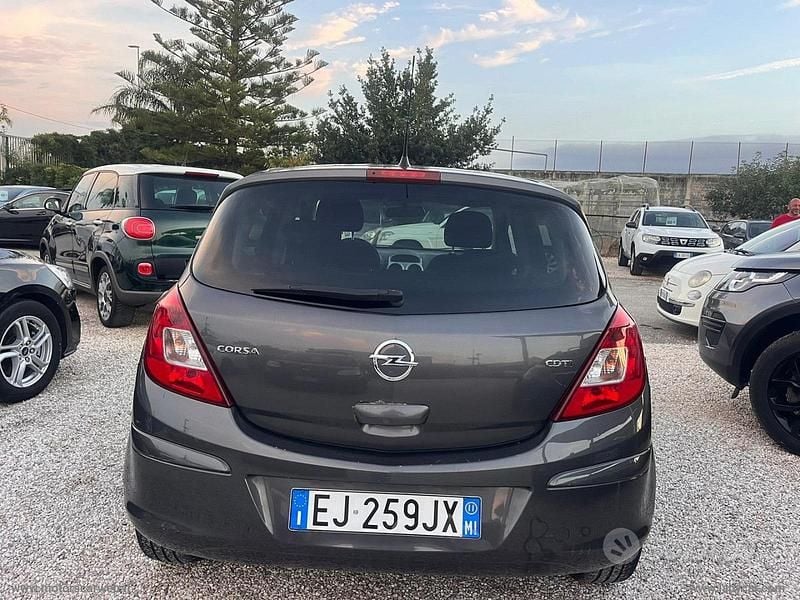 Usata Opel Corsa Edition 95 CV (69 kW) 2011 Grigio Berlina