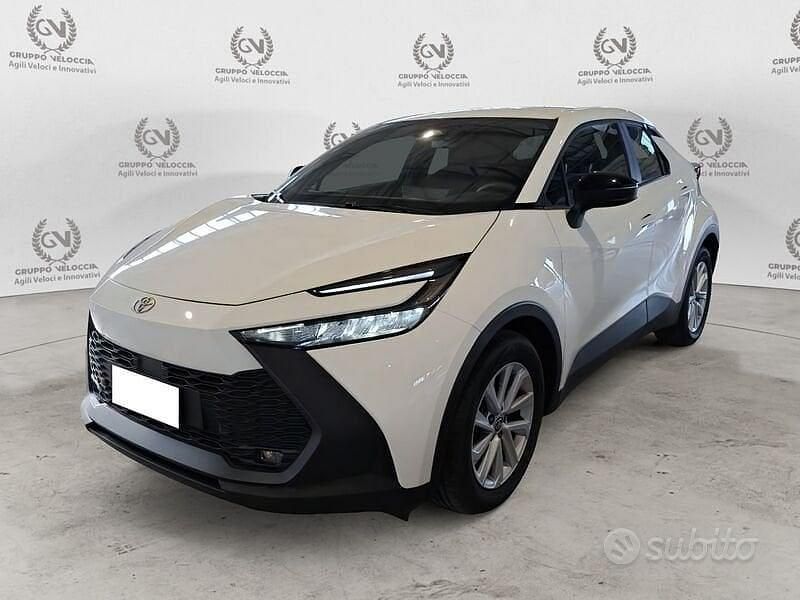 Usata Toyota C-HR Active 122 CV (89 kW) 2024 Bianco SUV