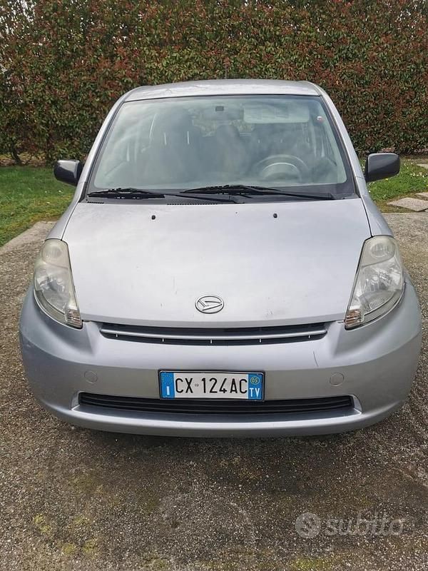 Usata Daihatsu Sirion 69 CV (50 kW) 2005 Argento Utilitaria