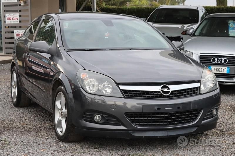 Grigio Usata 2010 Opel Astra GTC Cosmo Tre volumi | 3500 € (Buon prezzo) - Immagine 1/4