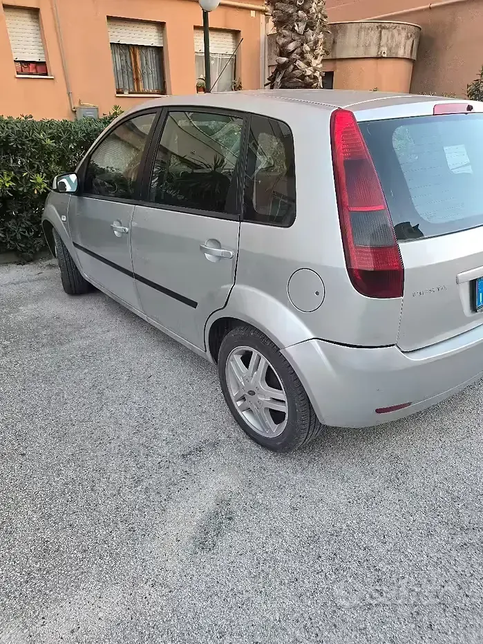 Usata Ford Fiesta 90 CV (66 kW) 2006 Grigio Utilitaria