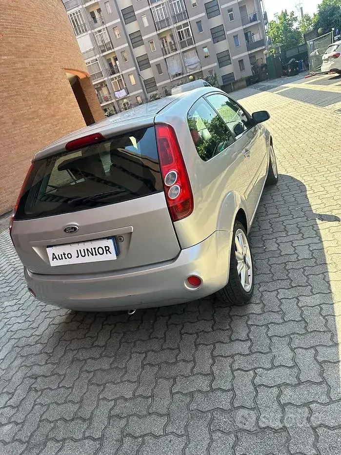 Brugt Ford Fiesta Ghia 75 HK (55 kW) 2008 Grå Hatchback