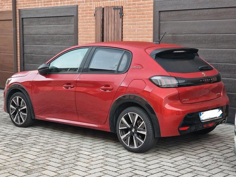 Usata Peugeot 208 GT 101 CV (74 kW) 2023 Rosso Utilitaria