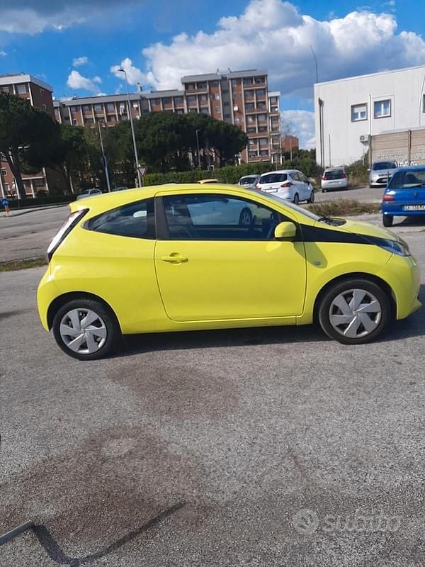 Usata Toyota Aygo 69 CV (50 kW) 2018 Giallo Utilitaria