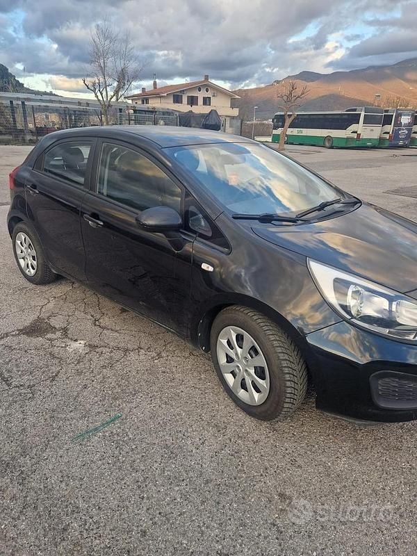 Usata Kia Rio LX 75 CV (55 kW) 2013 Nero Berlina