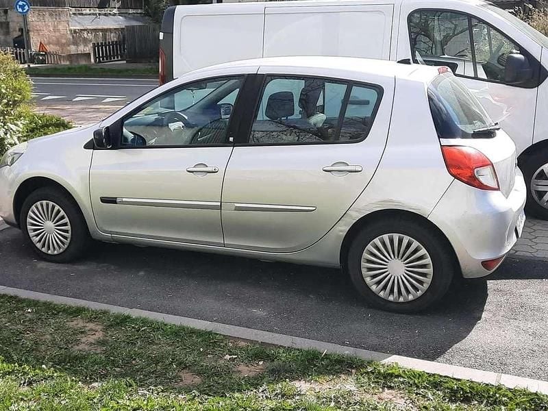 Usata Renault Clio III Luxe 101 CV (74 kW) 2010 Argento Berlina