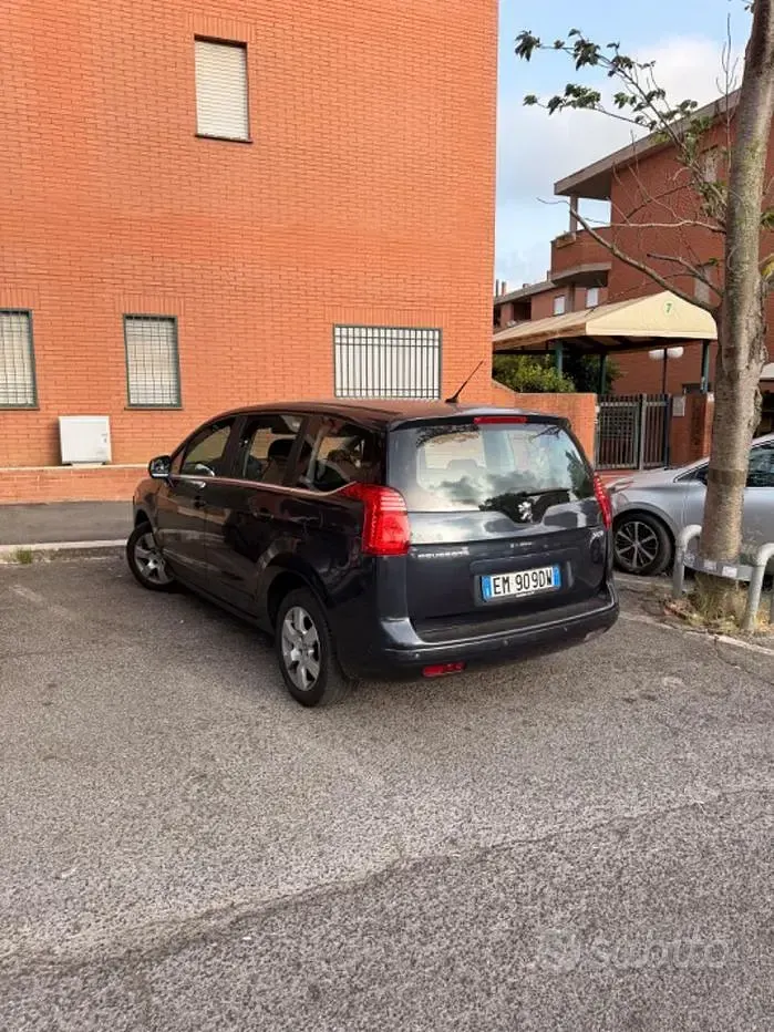 Usata Peugeot 5008 Active 112 CV (82 kW) 2012 Bluazzurro Monovolume
