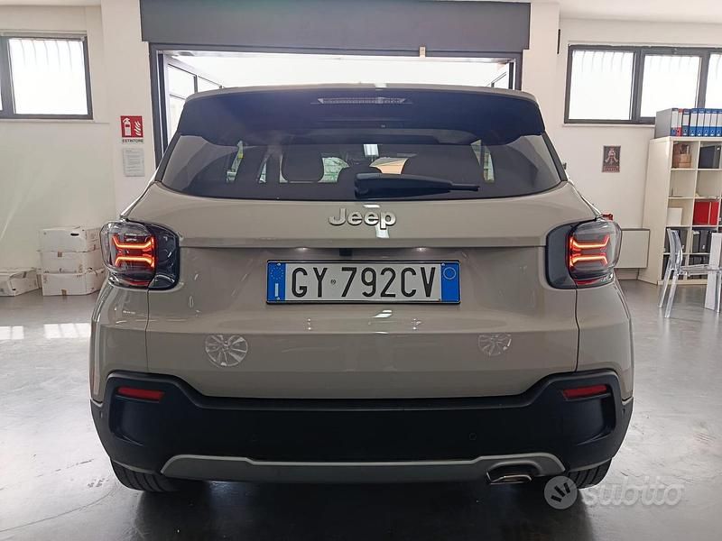 Usata Jeep Avenger Summit 100 CV (73 kW) 2025 Beige SUV