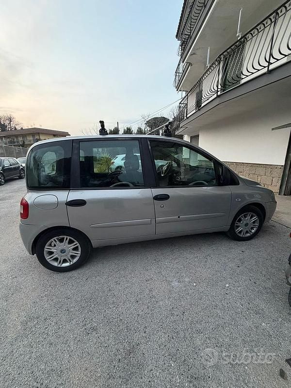 Usata Fiat Multipla 120 CV (88 kW) 2007 Grigio Monovolume