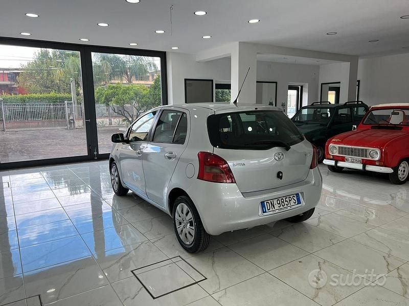Usata Toyota Yaris Sol 69 CV (50 kW) 2008 Grigio Berlina