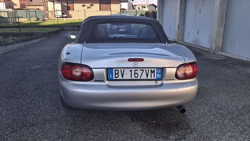 Usata Mazda MX5 110 CV (80 kW) 2001 Grigio Cabrio