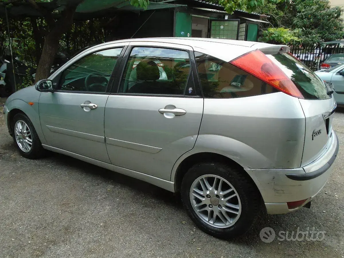 Usata Ford Focus Ghia 100 CV (73 kW) 2002 Grigio Utilitaria