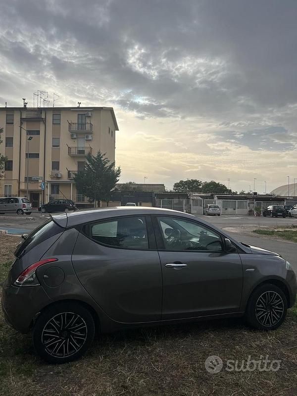 Usata Lancia Ypsilon 69 CV (50 kW) 2018 Grigio Utilitaria