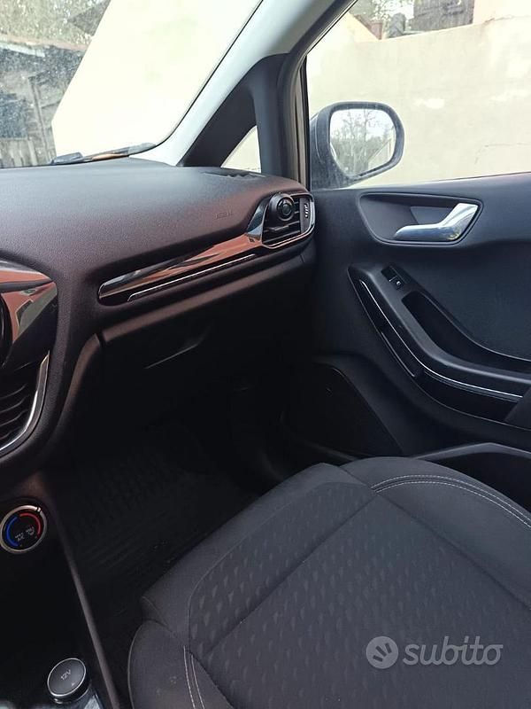 Usata Ford Fiesta 75 CV (55 kW) 2020 Grigio Utilitaria