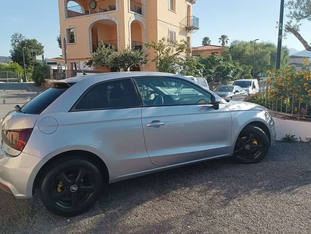 Usata Audi A1 Ambiente 90 CV (66 kW) 2015 Grigio Utilitaria