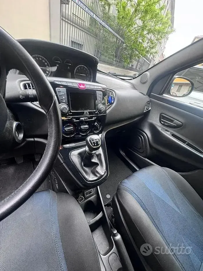 Usata Lancia Ypsilon 69 CV (50 kW) 2018 Blu Utilitaria