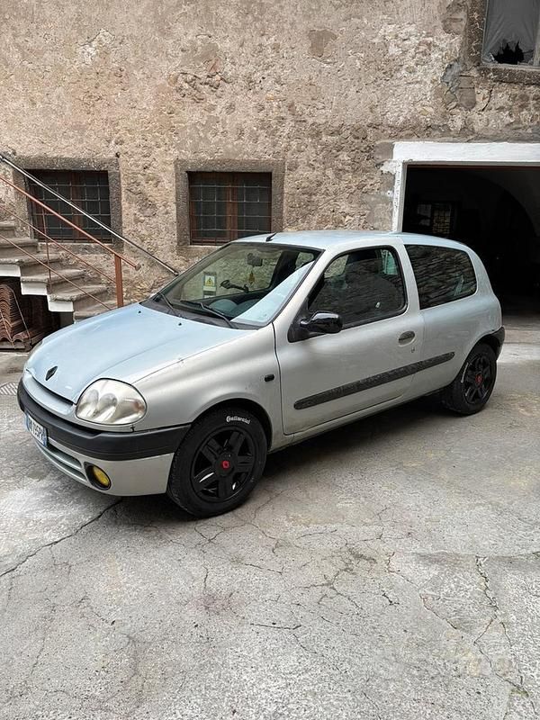 Usata Renault Clio II 58 CV (42 kW) 2001 Grigio Utilitaria