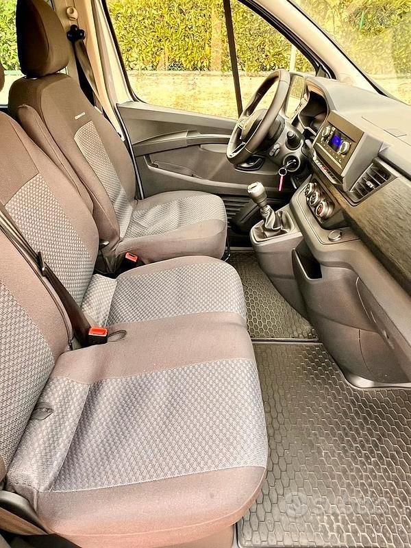 Begagnad Renault Trafic 110 HK (80 kW) 2023 Grå Minibuss