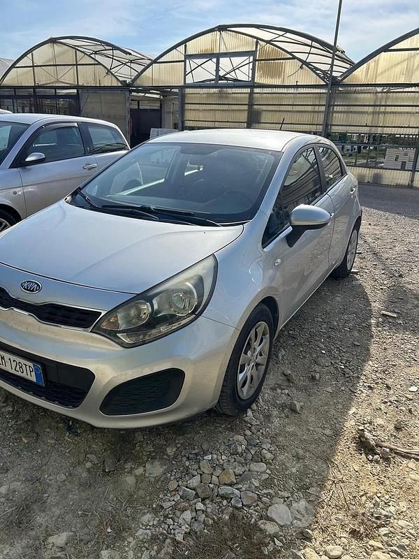 Usado Kia Rio 97 HP (71 kW) 2012 Cinzento Citadino