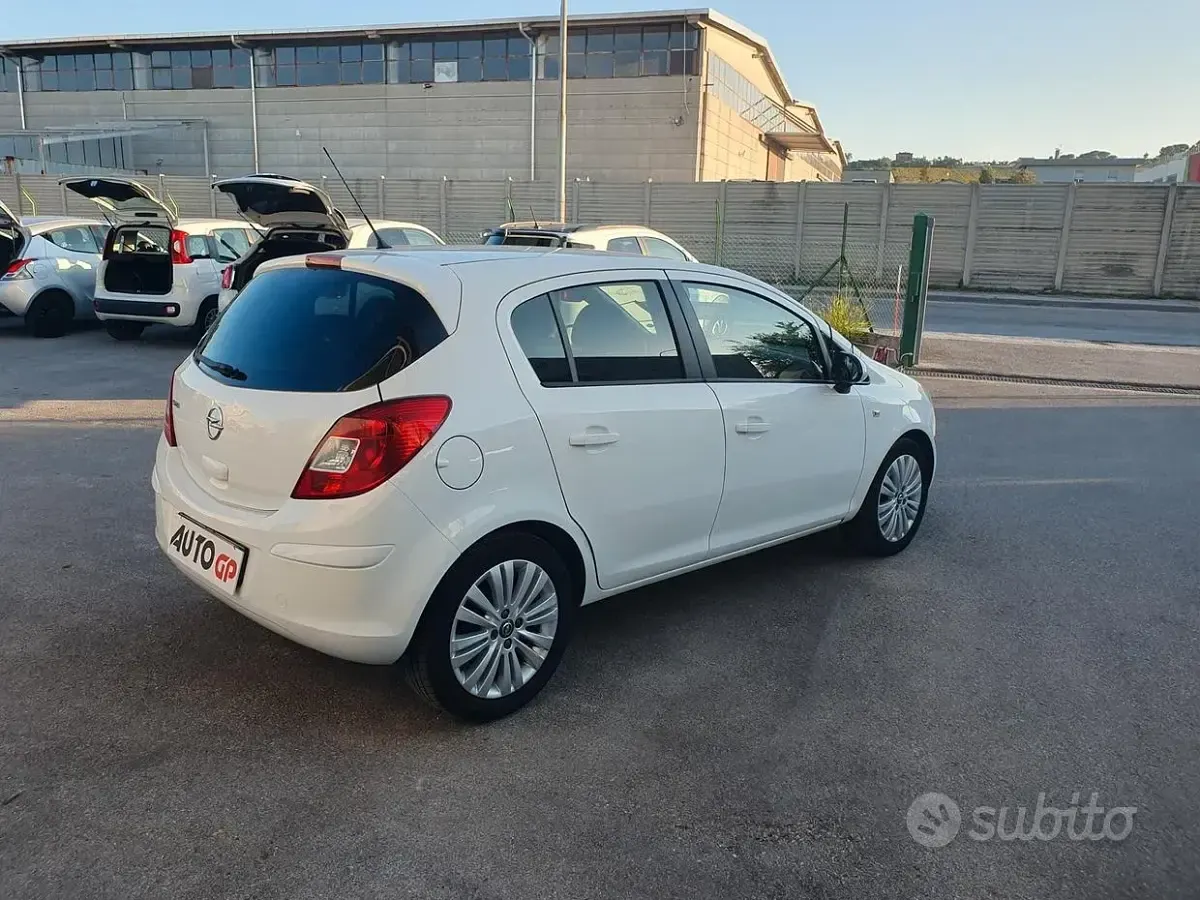 Usata Opel Corsa 85 CV (62 kW) 2013 Bianco Utilitaria