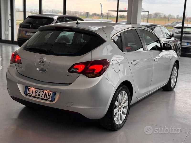 Usata Opel Astra Cosmo 110 CV (80 kW) 2011 Grigio Berlina