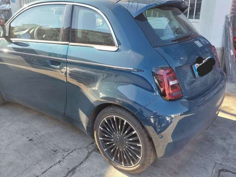 Usata Fiat 500e La Prima 42 kW (58 CV) 2023 Blu/azzurro Cabrio