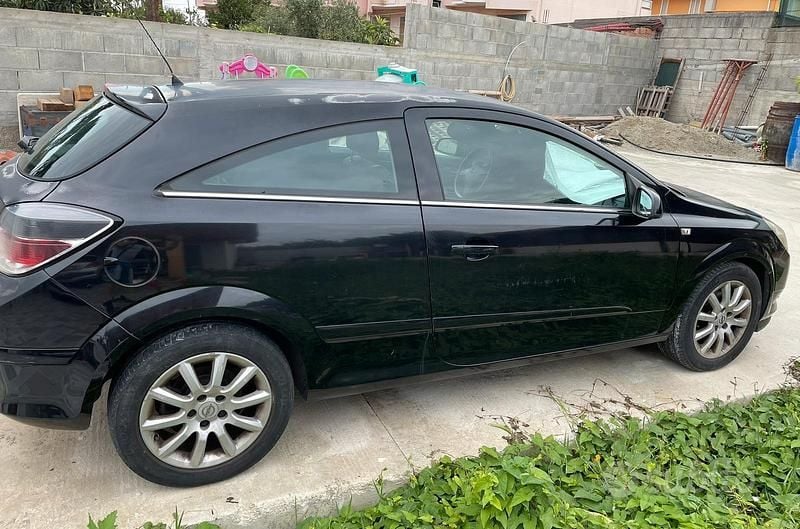 Usata Opel Astra GTC 101 CV (74 kW) 2006 Coupé