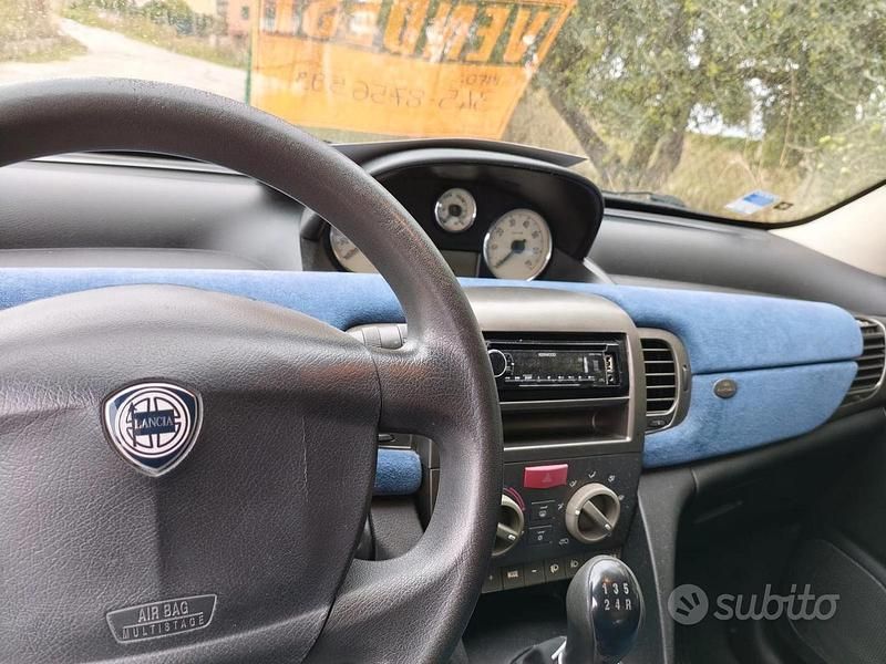Usata Lancia Ypsilon 70 CV (51 kW) 2004 Grigio Utilitaria