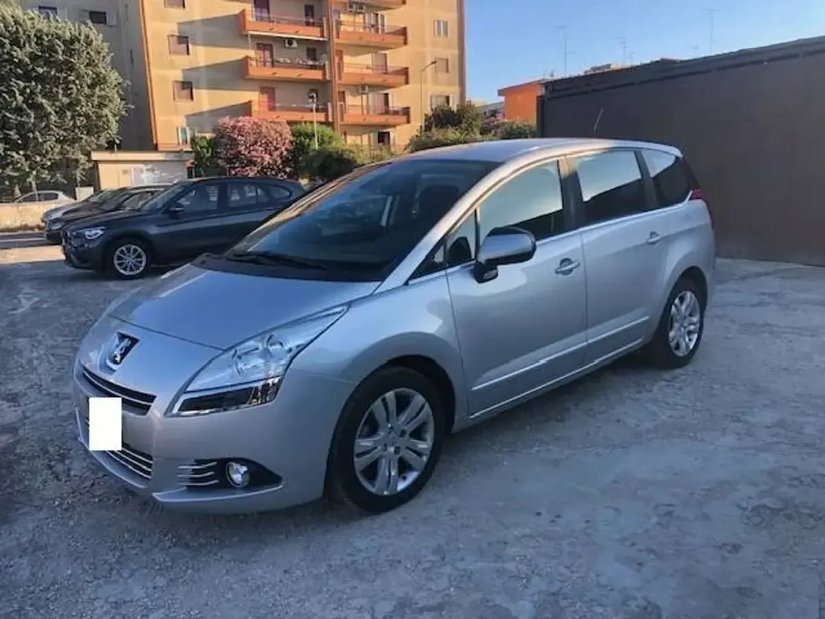 Usata Peugeot 5008 Active 111 CV (81 kW) 2011 Argento Monovolume