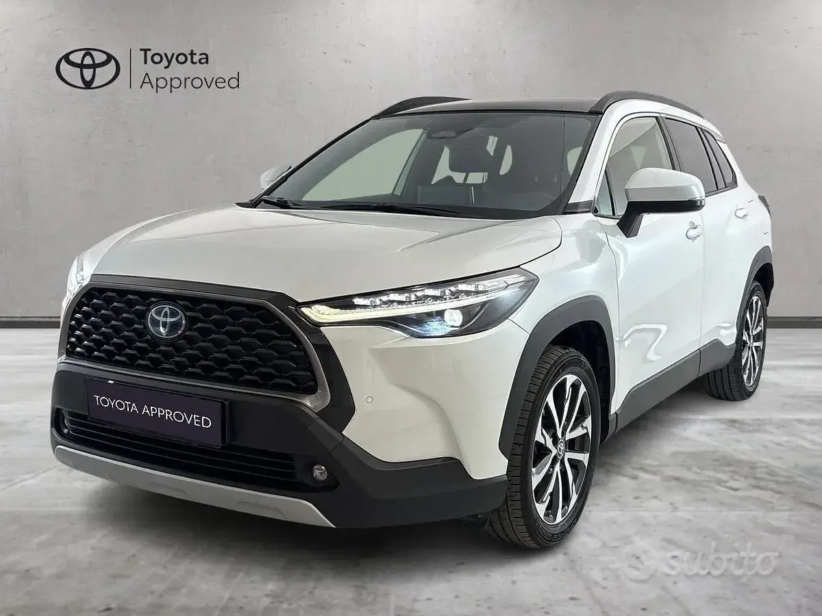 Usata Toyota Corolla Cross Lounge 197 CV (144 kW) 2023 Bianco SUV