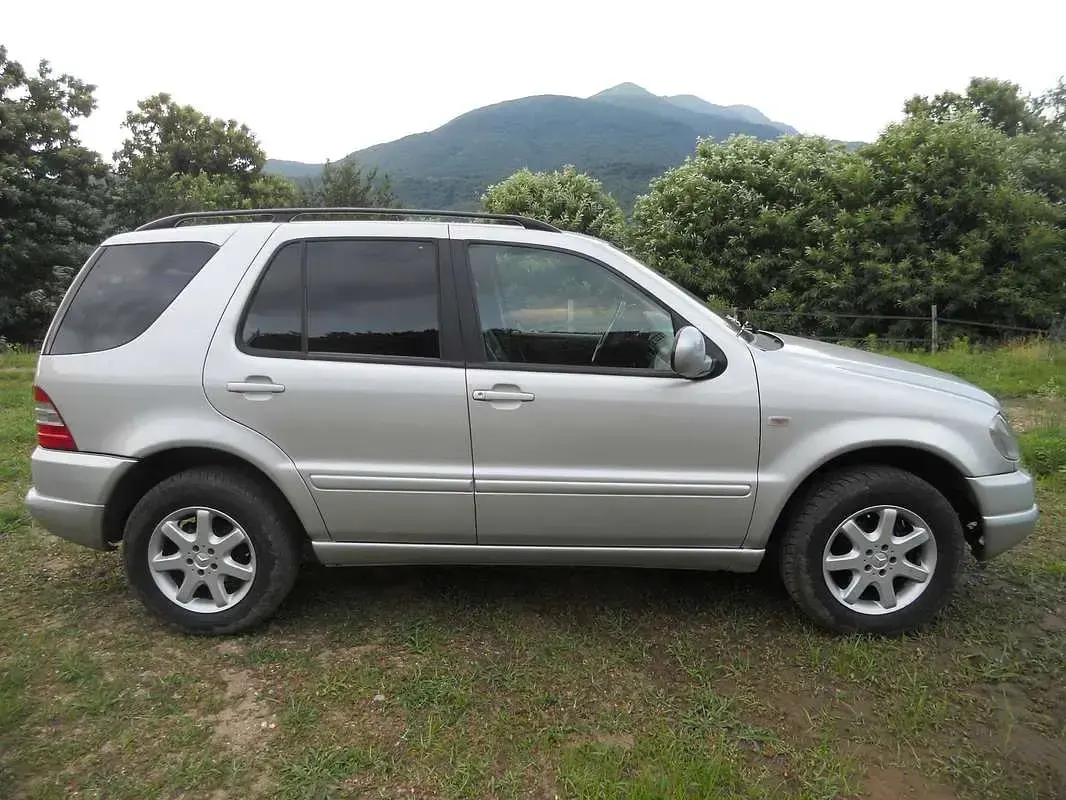 Usata Mercedes ML320 218 CV (160 kW) 2000 Grigio SUV