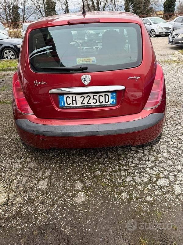 Usata Lancia Ypsilon 69 CV (50 kW) 2003 Rosso Utilitaria