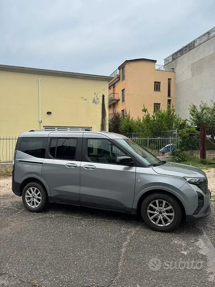 Usata Ford Tourneo Courier 125 CV (91 kW) 2024 Grigio Monovolume