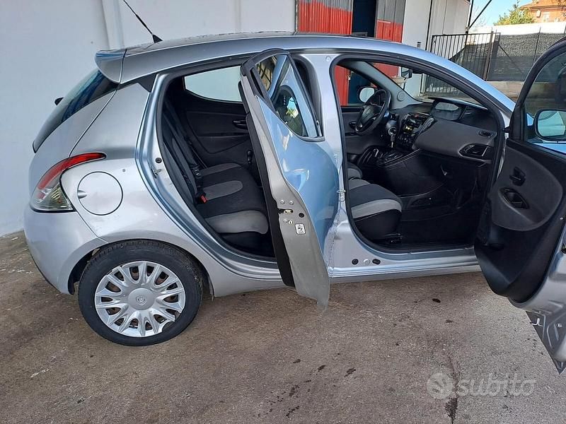 Usata Lancia Ypsilon Silver 69 CV (50 kW) 2013 Grigio Utilitaria
