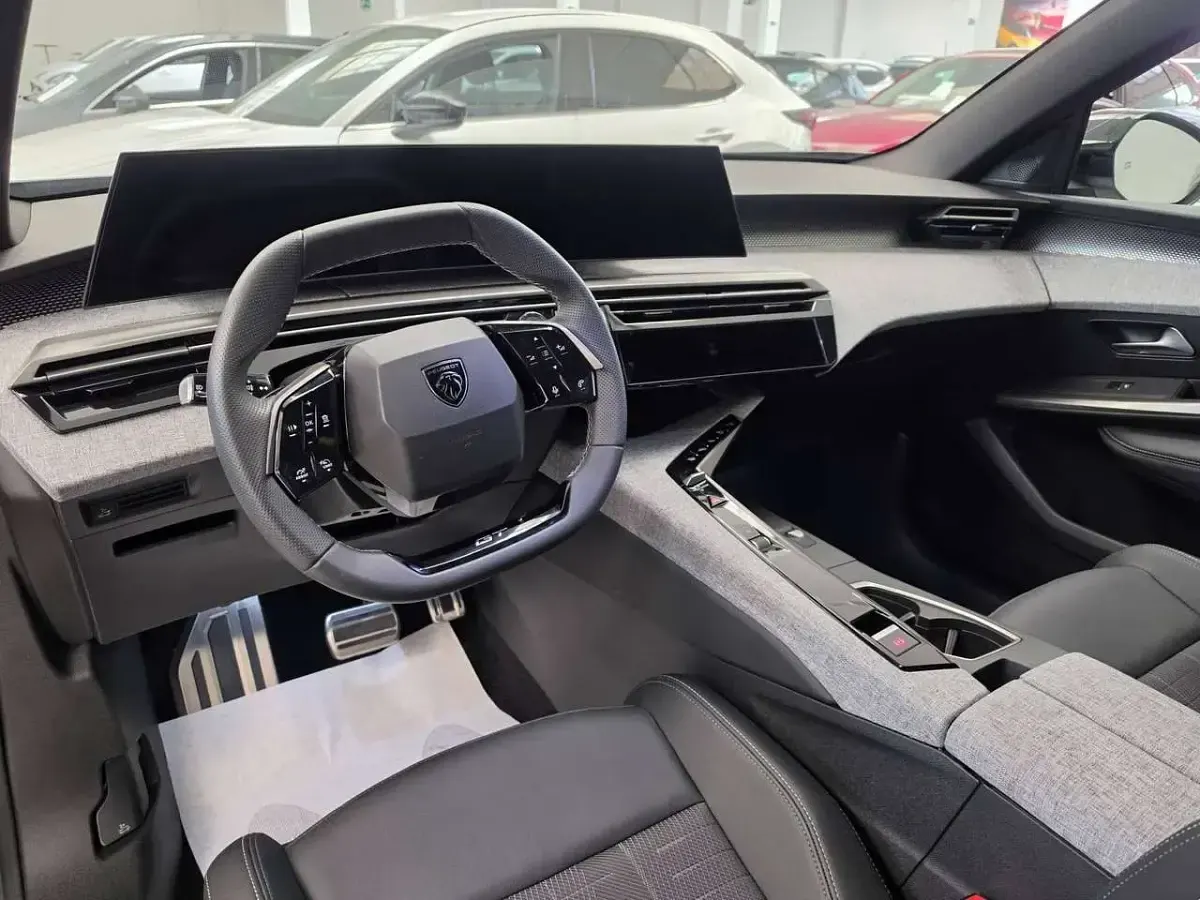 Usata Peugeot 5008 GTi 136 CV (100 kW) 2025 Grigio artense SUV