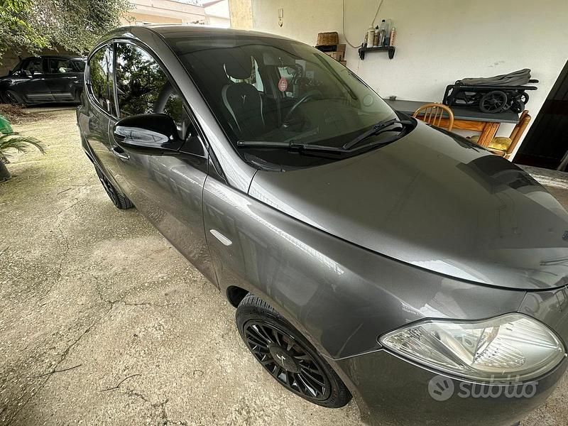 Usata Lancia Ypsilon Silver 69 CV (50 kW) 2015 Grigio Utilitaria