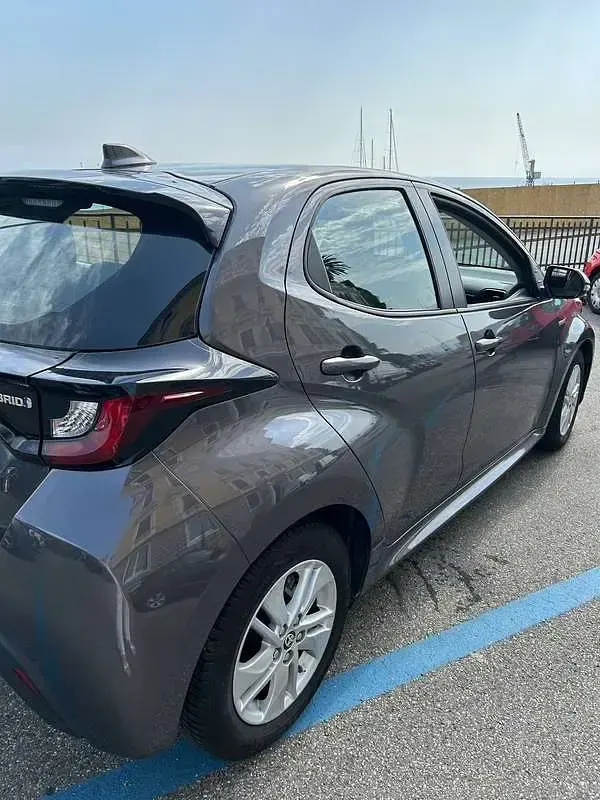 Usata Toyota Yaris Hybrid Active 92 CV (67 kW) 2021 Grigio Berlina