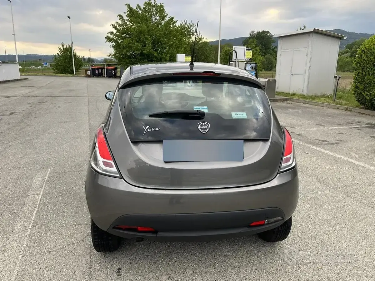 Usata Lancia Ypsilon Silver 85 CV (62 kW) 2014 Grigio Utilitaria