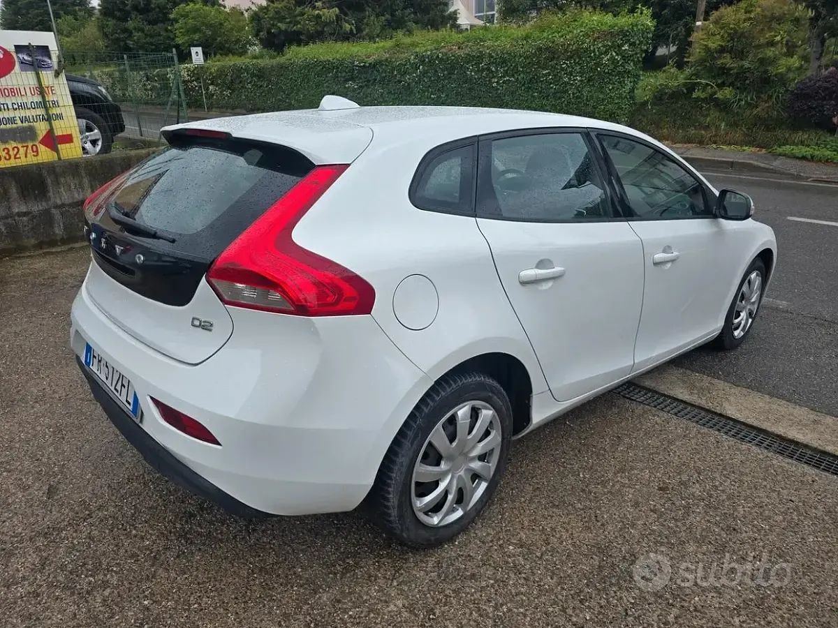 Usata Volvo V40 120 CV (88 kW) 2018 Bianco Berlina