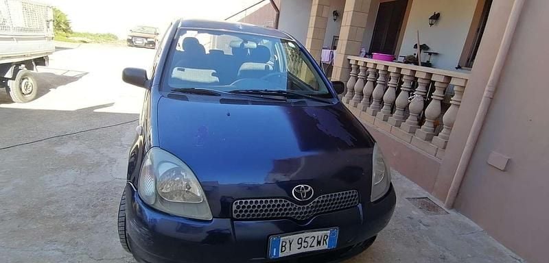 Usata Toyota Yaris Luna 86 CV (63 kW) 2002 Berlina
